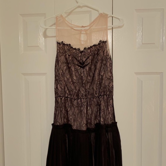 Lace Ribboned Dress - Picture 4 of 4